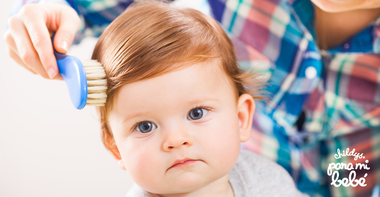 Bebé con cabello rizado